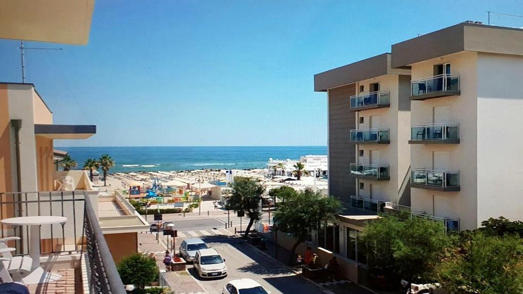 Hotel Baltic Misano Adriatico Exterior foto